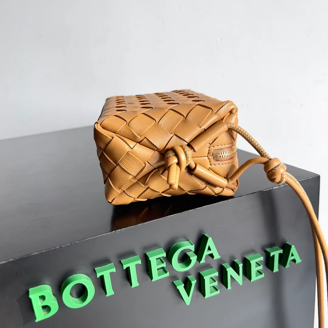 Batch 1560 New version and new color (third generation) 𝗕𝗼𝘁𝘁𝗲𝗴𝗮 𝗩𝗲𝗻𝗲𝘁𝗮———— The latest version of the loop camera bag💥 at the BV King of Cost-Effectiveness counter, large woven texture➕As always, ultra-high-quality lambskin, with zippers and adjustable drawstrings, it is especially suitable for the belly💫It can fit anything, and it is very light in weight. It is suitable for girls of all ages. Size: 17*10*6cm Style number: 723547
